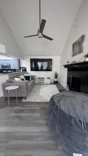 Lux hotel style duplex 86inch TV